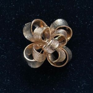 KJL Kenneth Jay Lane Textured & Dimensional Ribbon Pin/Warranty/Pouch/NEW!